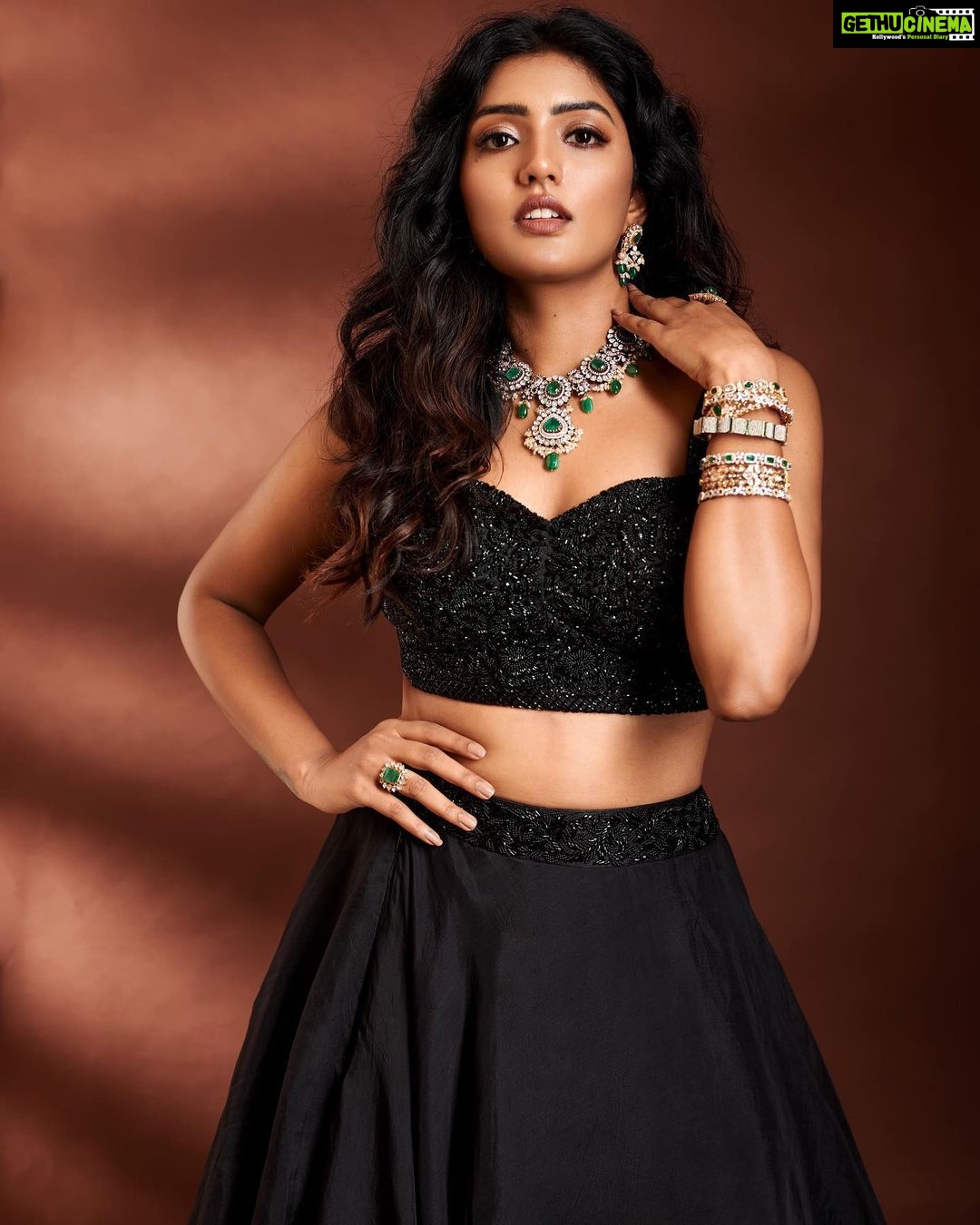 Eesha Rebba Instagram - “Stop looking, you got me blushing”🖤 @provoke_lifestyle Styling : @officialanahita ❤️ Outfit: @byshahmeenhusain Jewellery: @chhaganlal.jewellers Makeup: @makeupbymadhushreeganapathy 🤗 Hair : Thirupathi Pic: @kalyanyasaswi 🤗