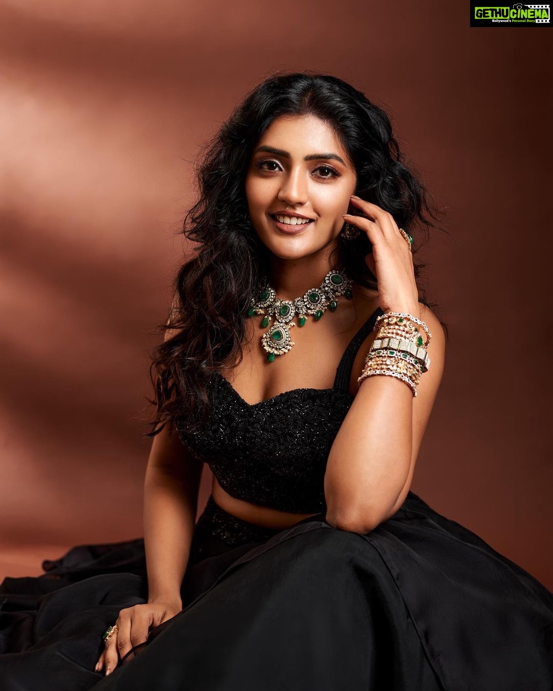 Eesha Rebba Instagram - “Stop looking, you got me blushing”🖤 @provoke_lifestyle Styling : @officialanahita ❤️ Outfit: @byshahmeenhusain Jewellery: @chhaganlal.jewellers Makeup: @makeupbymadhushreeganapathy 🤗 Hair : Thirupathi Pic: @kalyanyasaswi 🤗