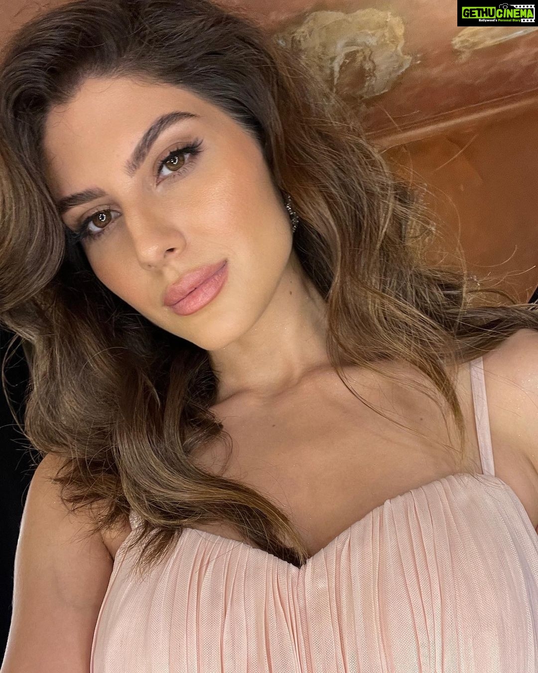 Elnaaz Norouzi Instagram - … There is a million girls around but I don’t see no one but you 🌸 Dubai, United Arab Emiratesدبي