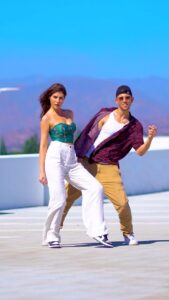 Elnaaz Norouzi Instagram - When Bollywood and Hip Hop dancers meet 🫶🇮🇳🇺🇸
Dancing with @iamelnaaz 

Help us tag DC