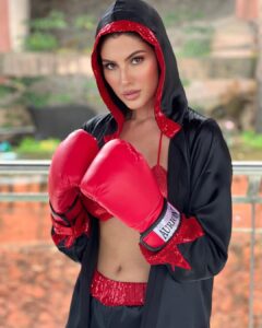 Elnaaz Norouzi Instagram - Someone out there is holding their breath waiting for you to fail - make sure they suffocate! 🥊
.
.
.
.
.
.
Styled by @sohail__mughal___ 
#MMA #boxing #kickboxing #elnaaznorouzi