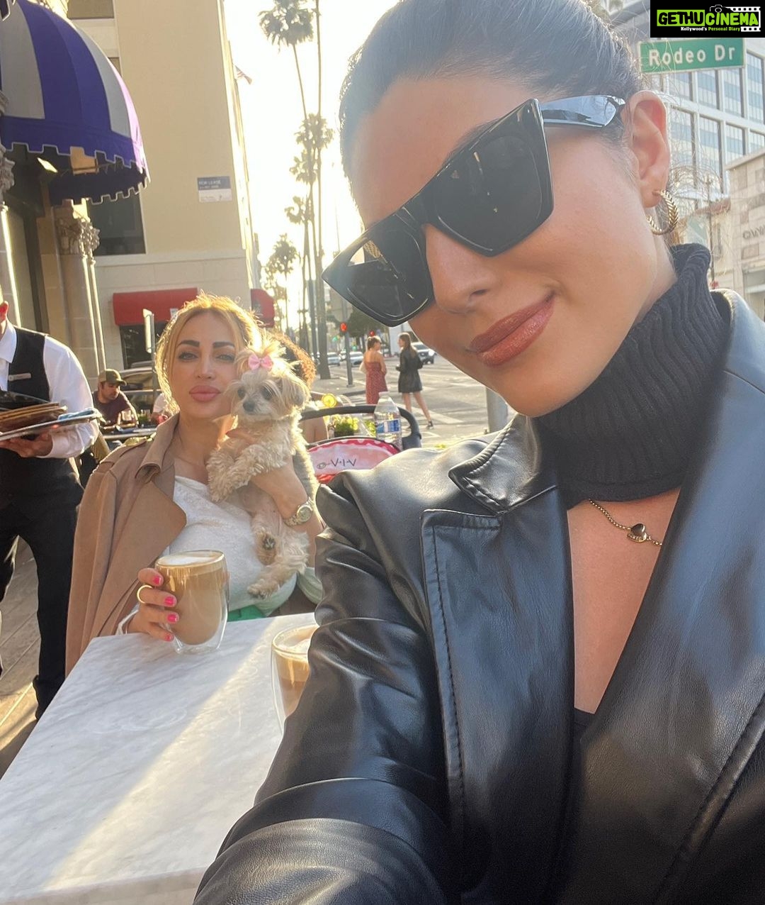 Elnaaz Norouzi Instagram - Happy Friendship Day to the ones who’ve always been there for me, no matter what! ❤️ Slide to see my ride or dies 🫶🏻 #happyfriendshipday to you all !!!! Tag your friends in the comments to wish them 😘