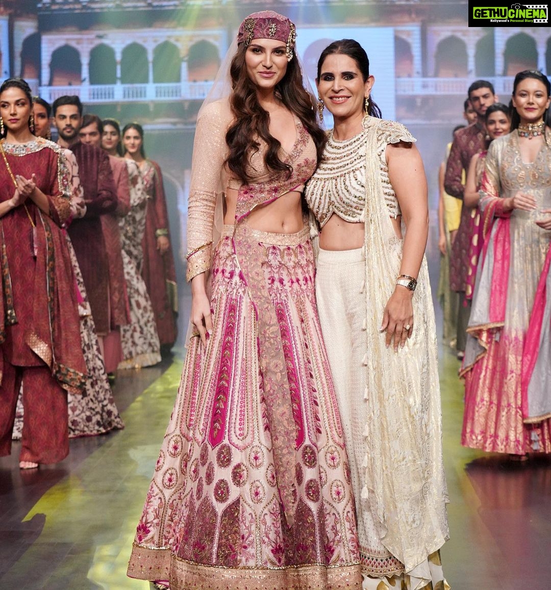 Elnaaz Norouzi Instagram - Walked as a showstopper for @soniyagofficial in this royal look 👸❤️ do you like this look on me ? 😍 . . . . #bombaytimesfashionweek #elnaaznorouzi #showstopper #rampwalk #catwalk Mumbai, Maharashtra