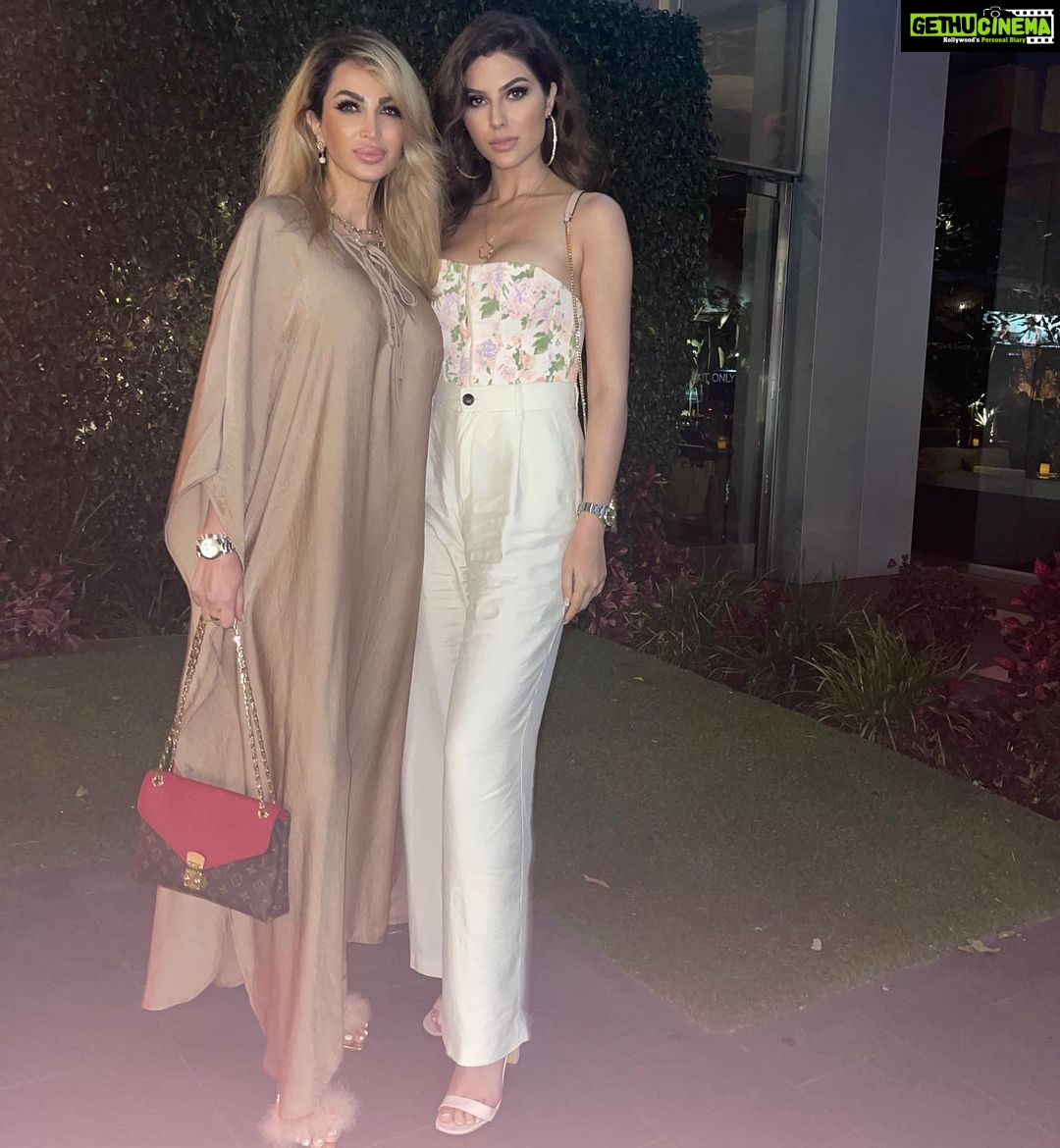 Elnaaz Norouzi Instagram - Go ahead Mami, breathe again 🌹 Los Angeles, California