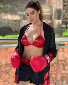 Elnaaz Norouzi Instagram - Someone out there is holding their breath waiting for you to fail - make sure they suffocate! 🥊
.
.
.
.
.
.
Styled by @sohail__mughal___ 
#MMA #boxing #kickboxing #elnaaznorouzi