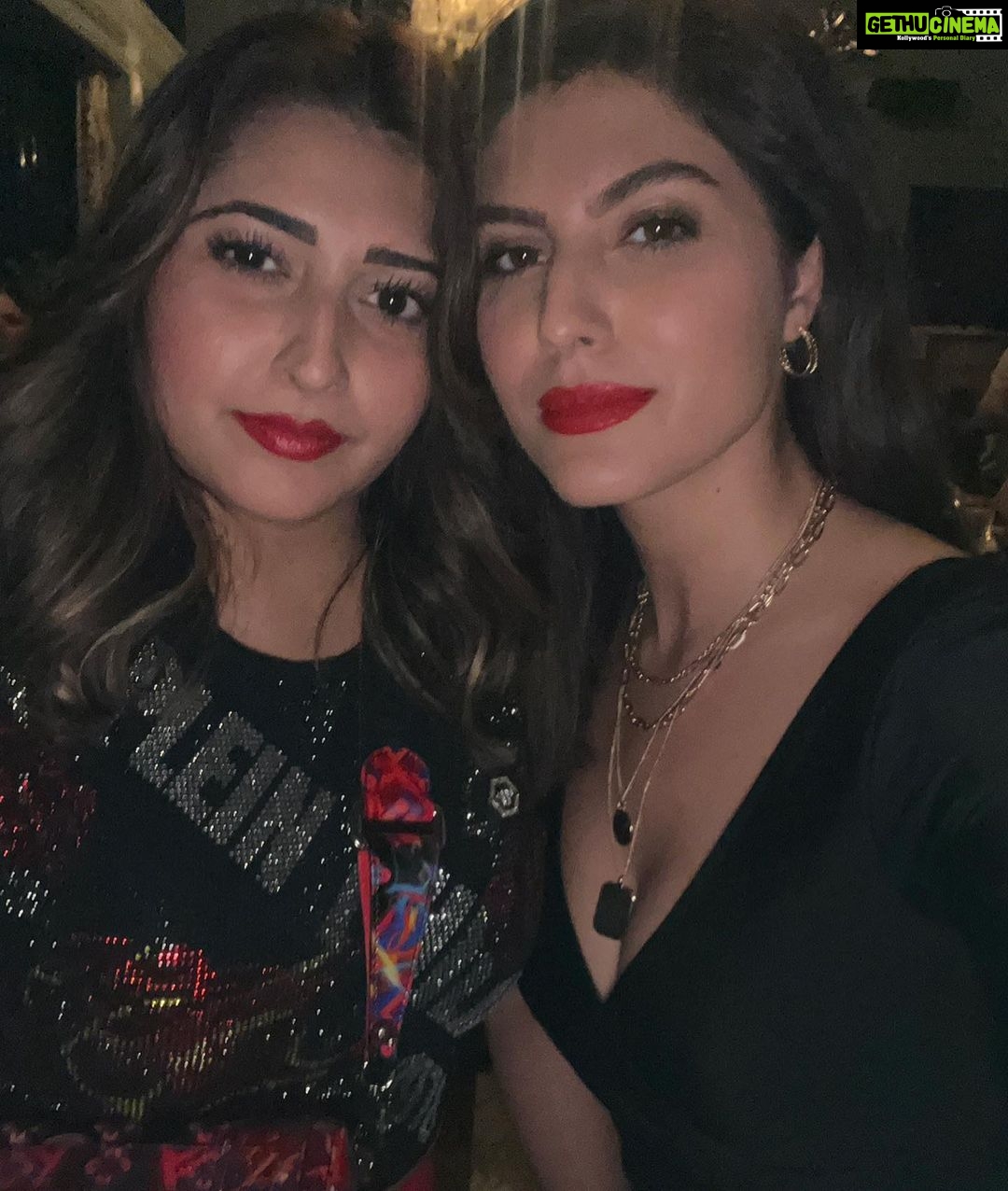 Elnaaz Norouzi Instagram - Happy Friendship Day to the ones who’ve always been there for me, no matter what! ❤️ Slide to see my ride or dies 🫶🏻 #happyfriendshipday to you all !!!! Tag your friends in the comments to wish them 😘