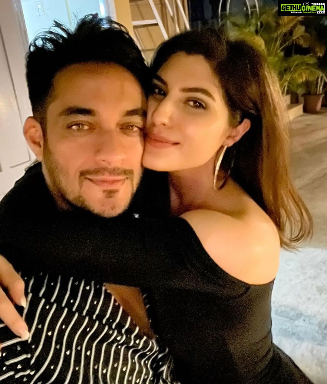 Elnaaz Norouzi Instagram - Happy Friendship Day to the ones who’ve always been there for me, no matter what! ❤️ Slide to see my ride or dies 🫶🏻 #happyfriendshipday to you all !!!! Tag your friends in the comments to wish them 😘
