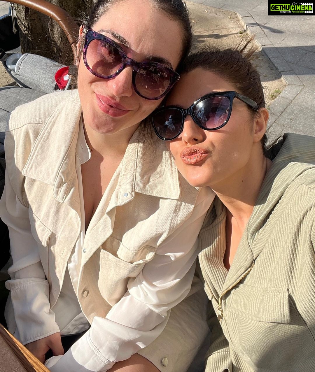 Elnaaz Norouzi Instagram - Happy Friendship Day to the ones who’ve always been there for me, no matter what! ❤️ Slide to see my ride or dies 🫶🏻 #happyfriendshipday to you all !!!! Tag your friends in the comments to wish them 😘