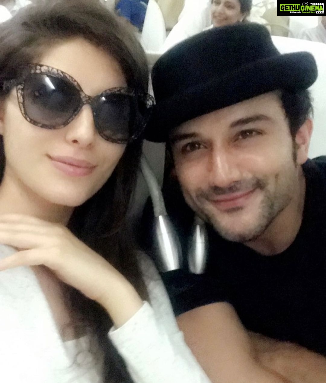 Elnaaz Norouzi Instagram - Happy Friendship Day to the ones who’ve always been there for me, no matter what! ❤️ Slide to see my ride or dies 🫶🏻 #happyfriendshipday to you all !!!! Tag your friends in the comments to wish them 😘