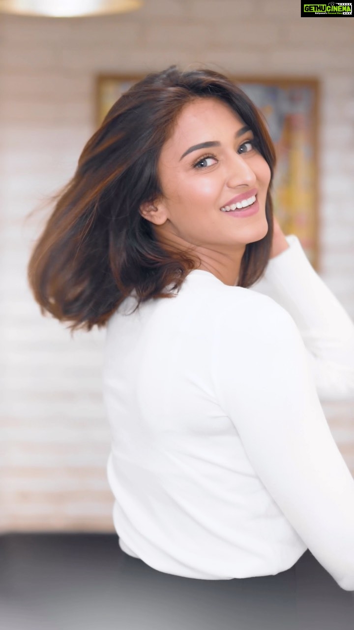 Erica Fernandes Instagram - Hair Color Upgrade Alert!!! Got #MyFrenchBalayage by @lorealpro and there is no looking back! I am simply loving the subtle brown tones and how it goes well with every look I put on. Got it done from the amazing @sareenaacharya from @enrichbeauty ❤️ #Collab @lorealpro_education_india #FrenchBalayageIndia #Enrich #LoveBeginsWithYou