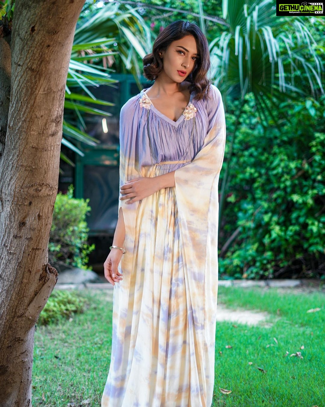 Erica Fernandes Instagram - As i look at this picture shot back in delhi by @naatsukaashi , i am missing the Momos . What is that one thing you miss ? ( doesn’t have to be about delhi ) Outfit by @mergedesignofficial #instafashion #fashiongram #kaftangown #foryou #explorepage #style