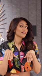 Erica Fernandes Instagram - Such a catchy number couldn’t stop myself from making a reel 

#reelitfeelit #reelkarofeelkaro #reelingitwithE #dancetrends #explorepage