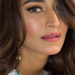 Erica Fernandes Instagram - Desi girl diaries. Outfit by @everbloomindia @oakpinionpr #indianwear #desigirl #indianfashion #suitsalwar #ericafernandes #instafashion