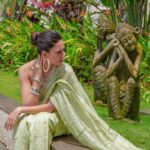 Erica Fernandes Instagram - When Minty takes a walk in the park 👀 Saree @ambraee_ #reelitfeelit #reelkarofeelkaro #reelingitwithE #fashionreel #indianwear #saree #fashionblogger #fashioninfluencer #mywardrobe #ndianfashion