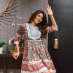 Erica Fernandes Instagram - Me after seeing myself in the mirror after my morning shower 😉😂❤️ #reelitfeelit #reelkarofeelkaro #trendingreels #dancereels #reelingitwithE #bollywood