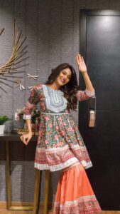 Erica Fernandes Instagram - Me after seeing myself in the mirror after my morning shower 😉😂❤️

#reelitfeelit #reelkarofeelkaro #trendingreels #dancereels #reelingitwithE #bollywood