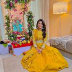 Erica Fernandes Instagram - Bringing in Ganesh Chaturthi with the gang . Thankyou for @vidushiguptaofficial for adding more colour to the occasion with your beautiful vibrant outfit. Accessories by @ejf_fashion #ganeshchaturthi #ganeshdarshan #indianwear #indianfestival #ganpatibappa #ganpati