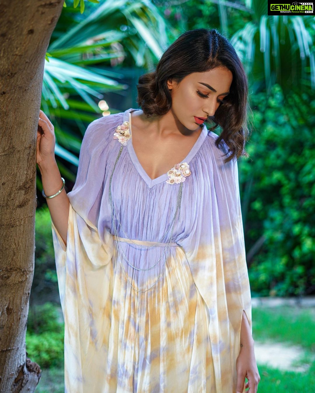 Erica Fernandes Instagram - As i look at this picture shot back in delhi by @naatsukaashi , i am missing the Momos . What is that one thing you miss ? ( doesn’t have to be about delhi ) Outfit by @mergedesignofficial #instafashion #fashiongram #kaftangown #foryou #explorepage #style