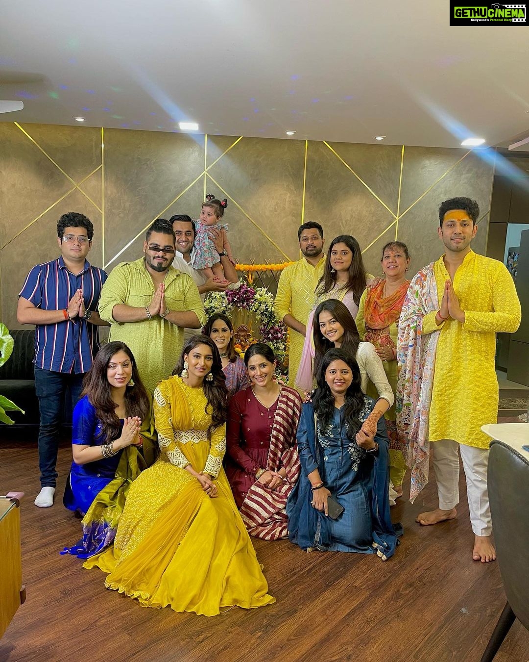 Erica Fernandes Instagram - Bringing in Ganesh Chaturthi with the gang . Thankyou for @vidushiguptaofficial for adding more colour to the occasion with your beautiful vibrant outfit. Accessories by @ejf_fashion #ganeshchaturthi #ganeshdarshan #indianwear #indianfestival #ganpatibappa #ganpati
