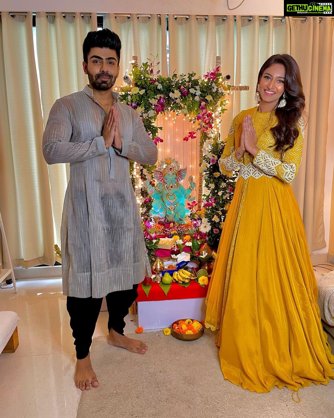 Erica Fernandes Instagram - Bringing in Ganesh Chaturthi with the gang . Thankyou for @vidushiguptaofficial for adding more colour to the occasion with your beautiful vibrant outfit. Accessories by @ejf_fashion #ganeshchaturthi #ganeshdarshan #indianwear #indianfestival #ganpatibappa #ganpati