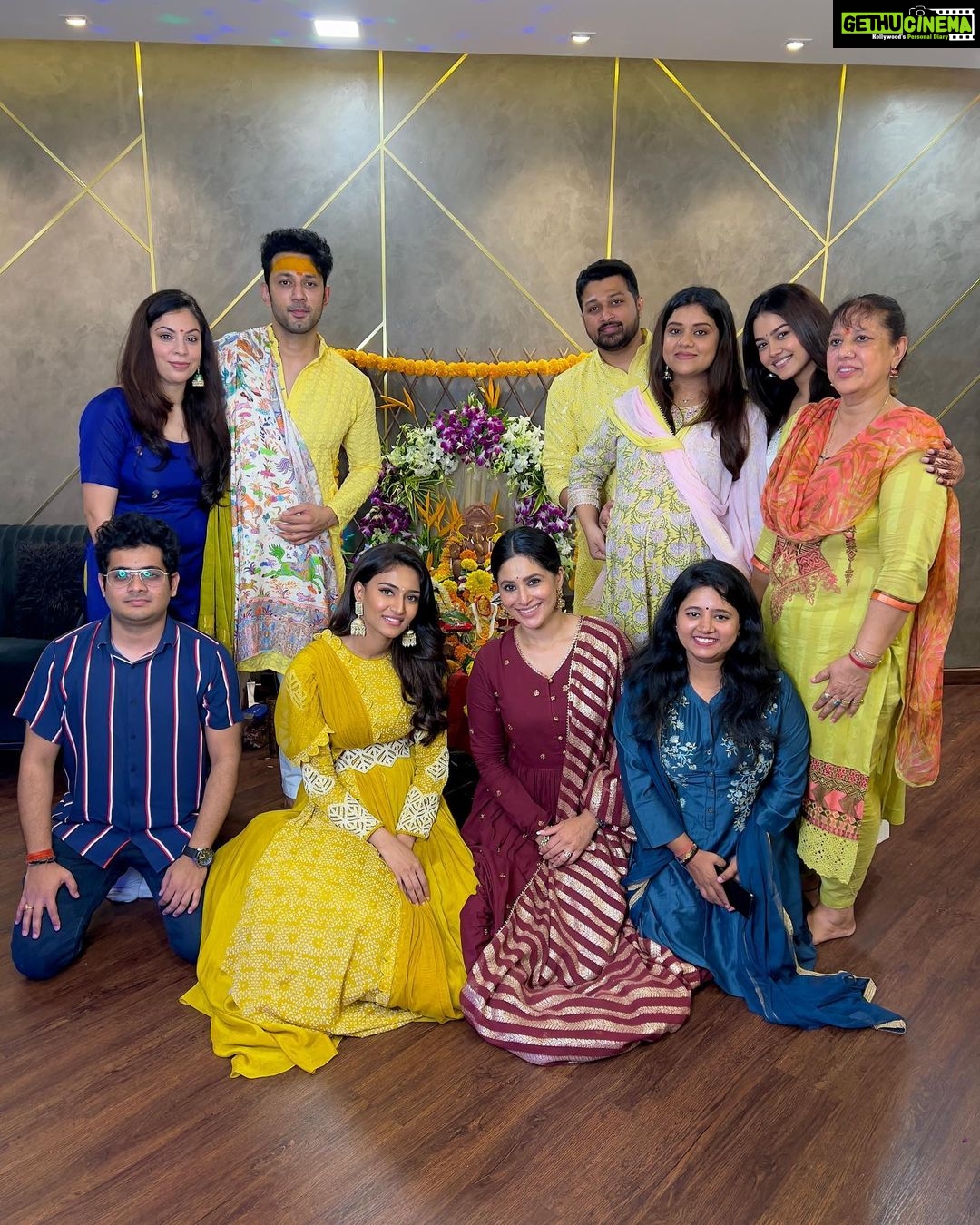 Erica Fernandes Instagram - Bringing in Ganesh Chaturthi with the gang . Thankyou for @vidushiguptaofficial for adding more colour to the occasion with your beautiful vibrant outfit. Accessories by @ejf_fashion #ganeshchaturthi #ganeshdarshan #indianwear #indianfestival #ganpatibappa #ganpati