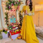Erica Fernandes Instagram - Bringing in Ganesh Chaturthi with the gang . Thankyou for @vidushiguptaofficial for adding more colour to the occasion with your beautiful vibrant outfit. Accessories by @ejf_fashion #ganeshchaturthi #ganeshdarshan #indianwear #indianfestival #ganpatibappa #ganpati