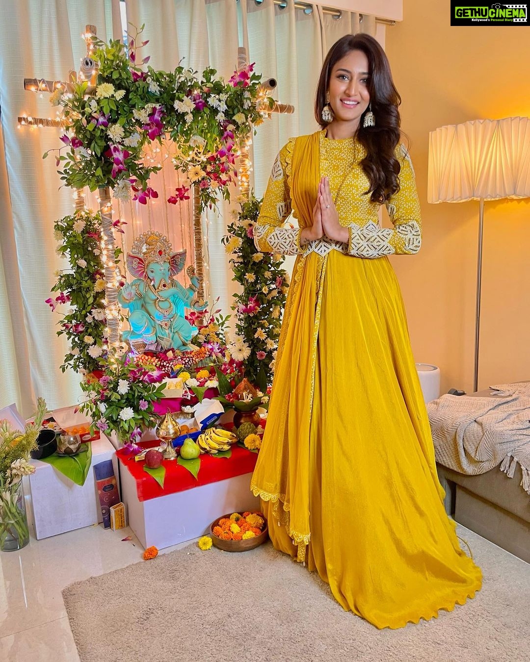 Erica Fernandes Instagram - Bringing in Ganesh Chaturthi with the gang . Thankyou for @vidushiguptaofficial for adding more colour to the occasion with your beautiful vibrant outfit. Accessories by @ejf_fashion #ganeshchaturthi #ganeshdarshan #indianwear #indianfestival #ganpatibappa #ganpati