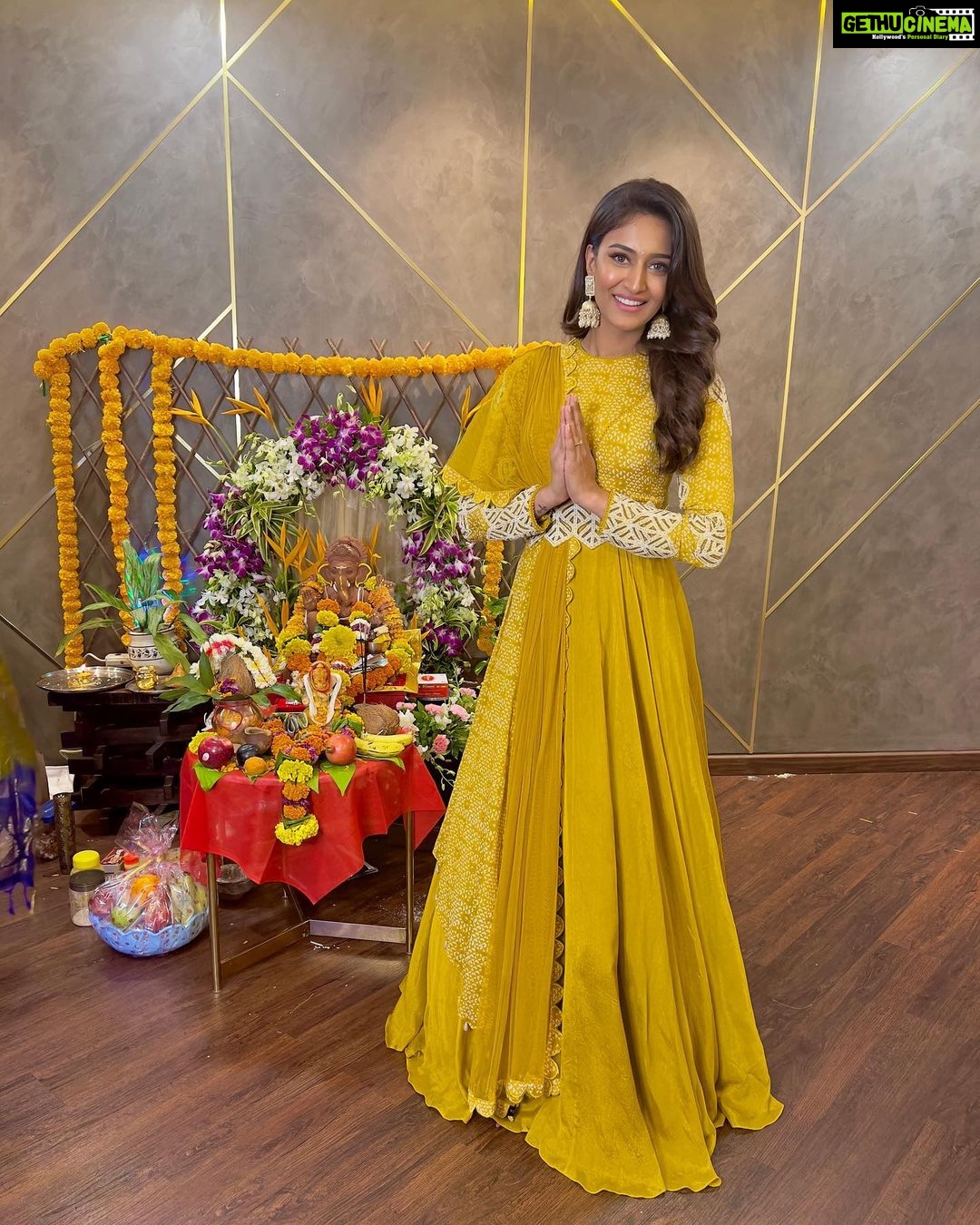 Erica Fernandes Instagram - Bringing in Ganesh Chaturthi with the gang . Thankyou for @vidushiguptaofficial for adding more colour to the occasion with your beautiful vibrant outfit. Accessories by @ejf_fashion #ganeshchaturthi #ganeshdarshan #indianwear #indianfestival #ganpatibappa #ganpati