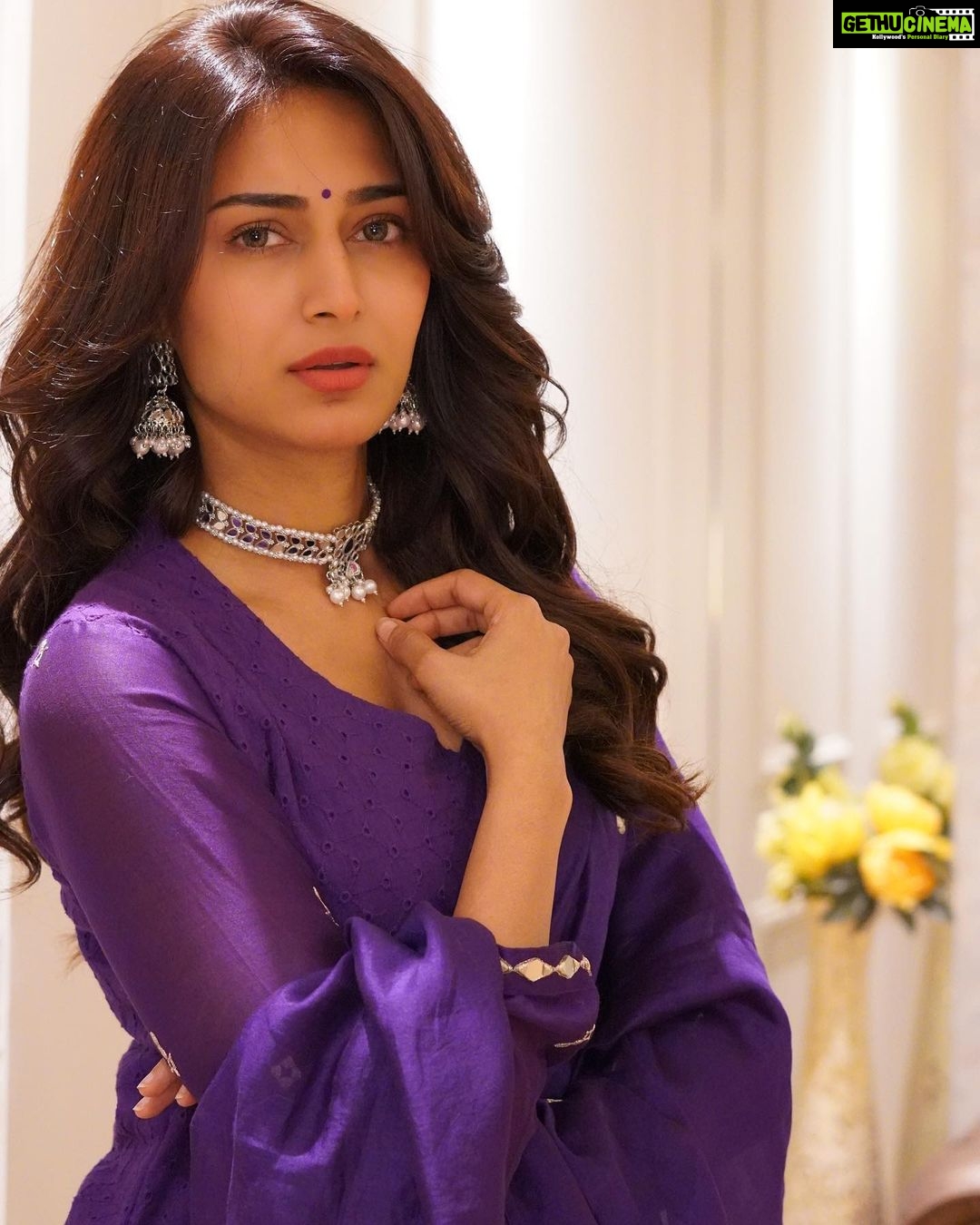 Erica Fernandes Instagram - I need your opinion What do you suggest just the tint and mascara ( like in this look ) or full blown makeup ? Whats adding to this look is the lovely vibrant purple . Such a simple yet pretty piece from @sajke.in @oakpinionpr #instafashion #instagood #indianfashion #indianwear #salwarsuits #fashionblogger #fashioninfluencer #influnecersofmumbai #influencersofindia #mumbaifashion #ethnic #ethnicwear