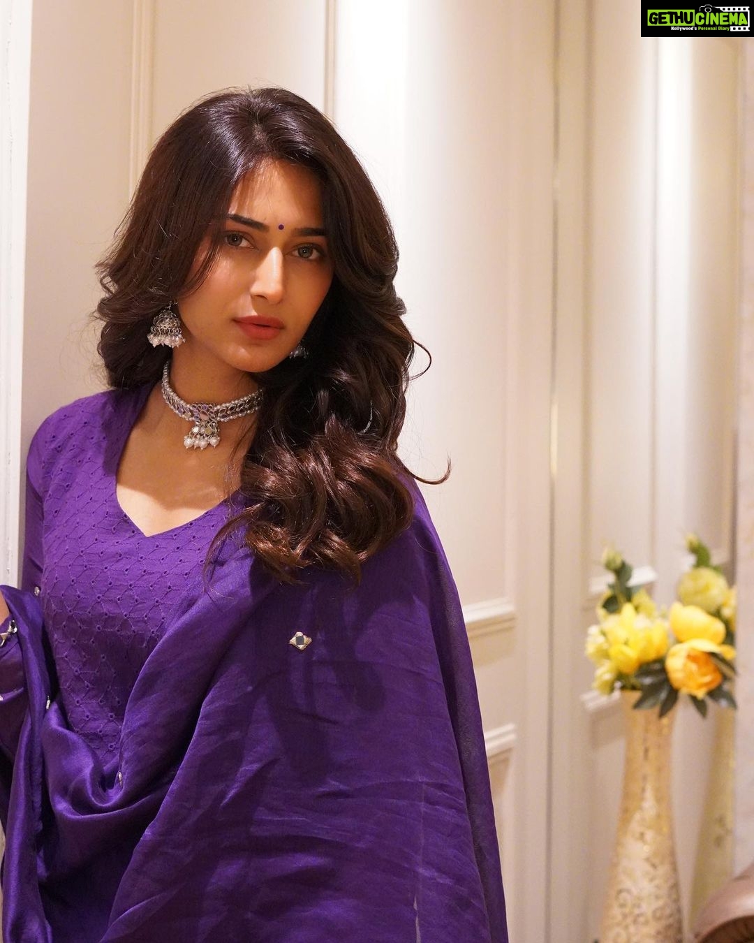 Erica Fernandes Instagram - I need your opinion What do you suggest just the tint and mascara ( like in this look ) or full blown makeup ? Whats adding to this look is the lovely vibrant purple . Such a simple yet pretty piece from @sajke.in @oakpinionpr #instafashion #instagood #indianfashion #indianwear #salwarsuits #fashionblogger #fashioninfluencer #influnecersofmumbai #influencersofindia #mumbaifashion #ethnic #ethnicwear