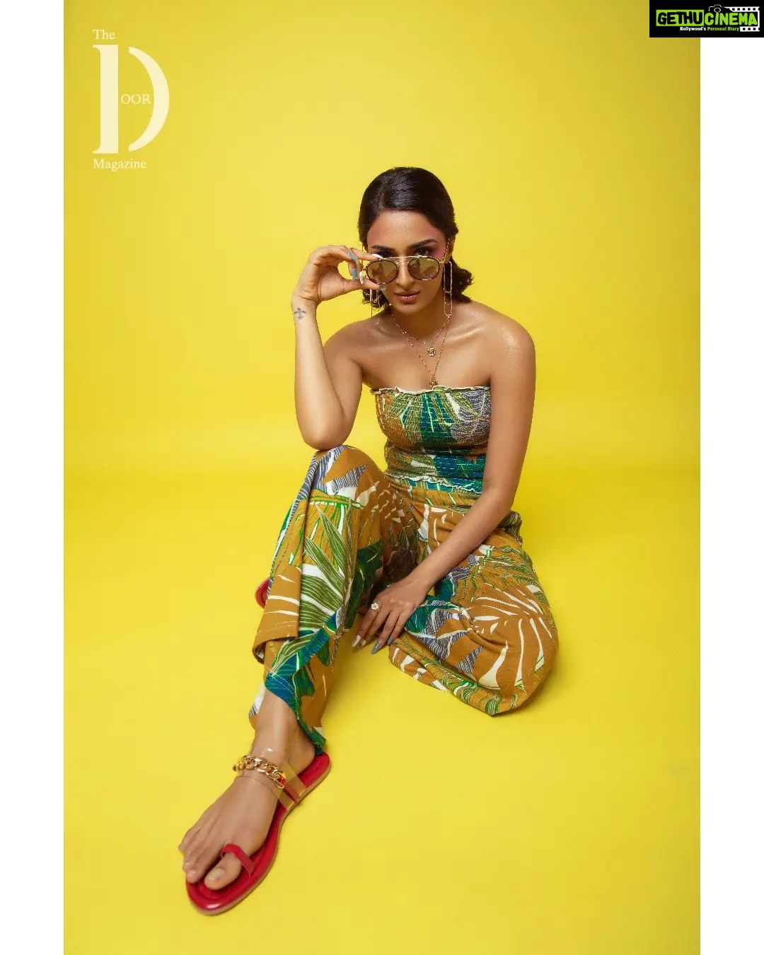 Erica Fernandes Instagram - Our Second look of the Cover Story with @iam_ejf For @thedoormagazine Featuring @iam_ejf Photographer and Creative Director - @dhruv_vohraphotography Editor at Large and Fashion Director - @jennet_david_william Make up @ankitamanwanimakeupandhair Hair -@cletusliuu Stylist @kalyani_walsetwar Post Production - @rahuleditingstudio Light Tech - @b.runphotography Videographer - @rfxcreation_studio Location - @studio.f6 Publicist @shimmerentertainment Outfit - @purplepotato.in Jewellery - @blingthingstore Sunglasses - @sunglassic.official Bags -@fezabags Footwear - @fabulist_k Nails -@nails_and_drama_ #thedoormagazine #magazinepage #creative #fashionphotography #actor #indoorphotography