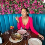 Esha Gupta Instagram - Flew across the ocean just to have you #worldsbestrisotto #longdistancerelationship @tatelrestaurants TATEL Beverly Hills