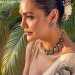 Esha Gupta Instagram – @rohitbalofficial @amrapalijewels @anmoljewellers @chandiniw @runwaylifestyl @varunkatoch06 @jaikishenraheja @priyankachourasia342 @swapnil_makeupnhair