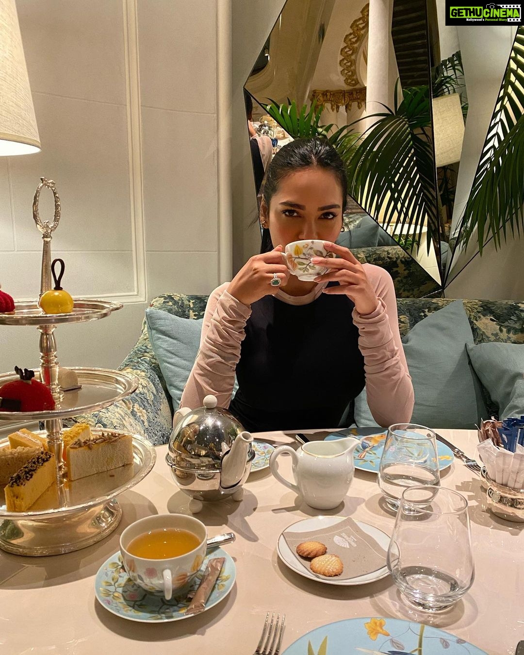 Esha Gupta Instagram - Looking at you and Galilean Moon(s) #astrophile @mo_ritzmadrid Mandarin Oriental Ritz, Madrid