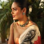 Esha Gupta Instagram – साड़ी 

Outfit @rohitbalofficial 
Earrings and necklace @amrapalijewels 
Rings @anmoljewellers 
Stylist @chandiniw 
Assistant stylist @styledbyzainabb 
Makeup @priyankachourasia342 
Hair @swapnil_makeupnhair