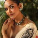 Esha Gupta Instagram – साड़ी 

Outfit @rohitbalofficial 
Earrings and necklace @amrapalijewels 
Rings @anmoljewellers 
Stylist @chandiniw 
Assistant stylist @styledbyzainabb 
Makeup @priyankachourasia342 
Hair @swapnil_makeupnhair