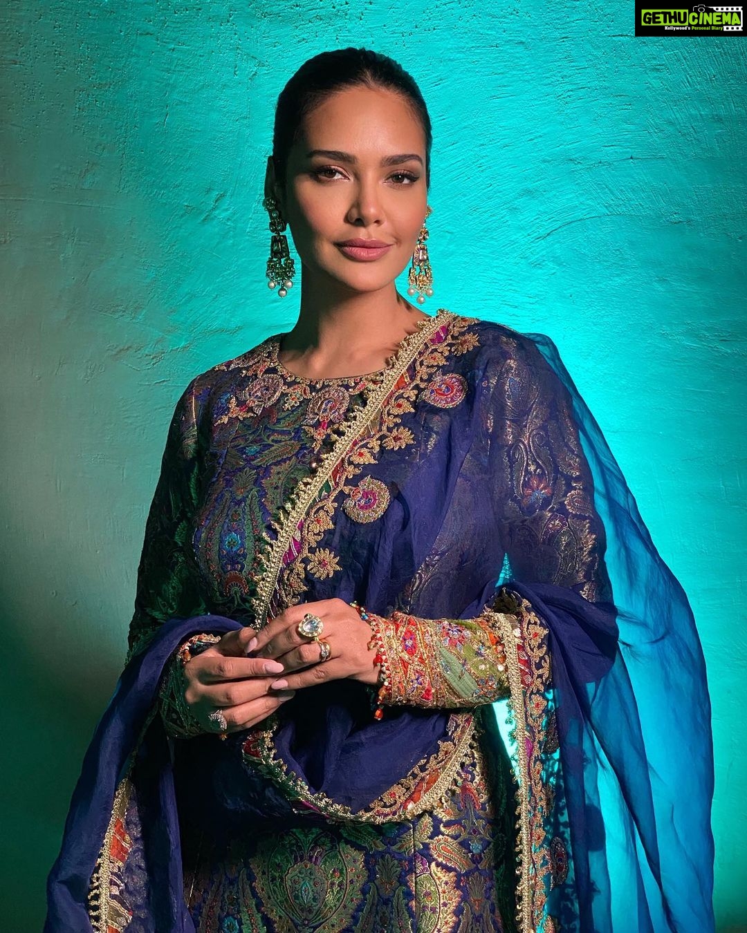 Esha Gupta Instagram - Hello 👋🏽 Shot by @aayushdodia