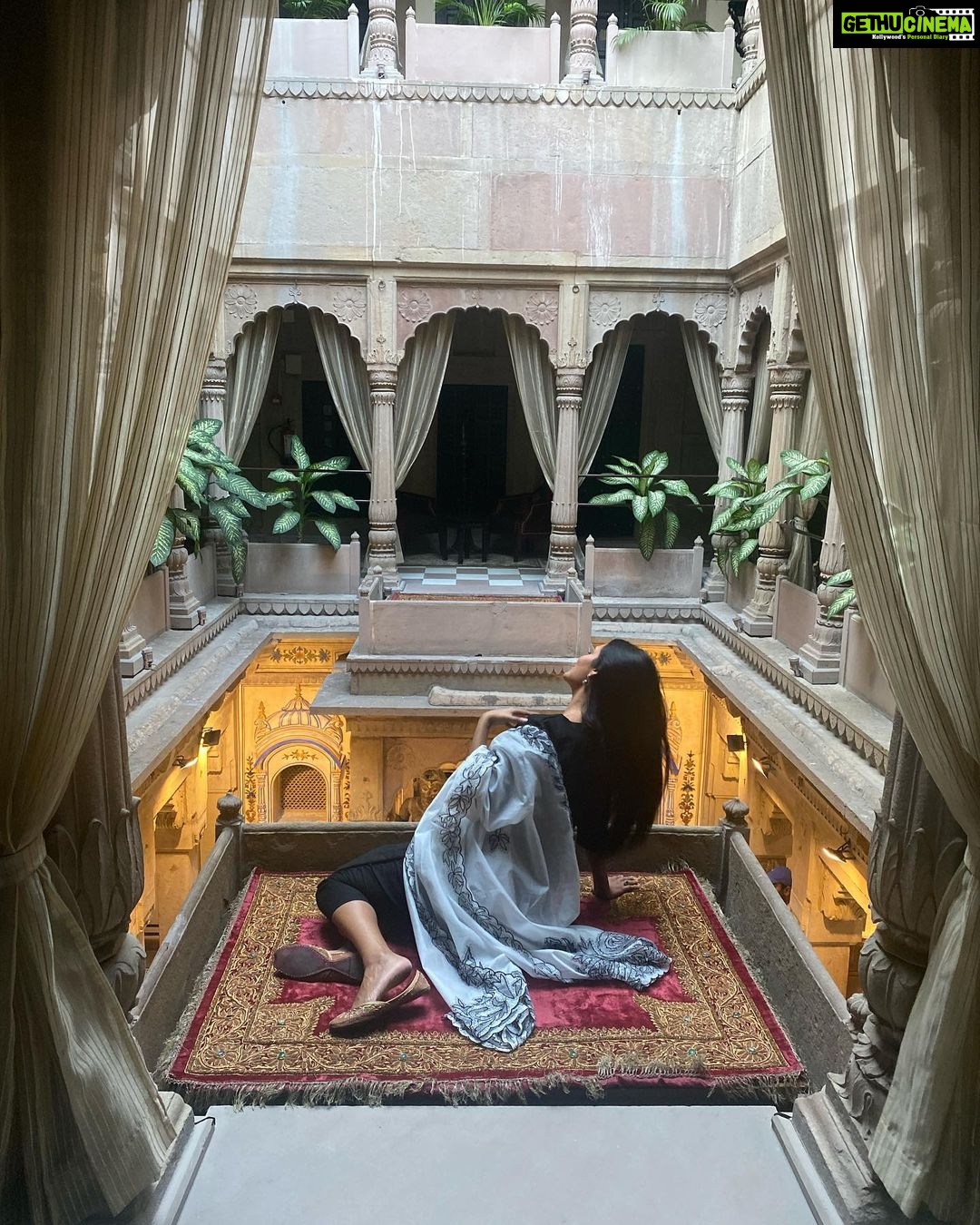 Esha Gupta Instagram - Varanasi Edition with my favourite people @ranianofficial @abhishekjalan #varanasi
