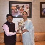 Esha Gupta Instagram - कल लखनऊ में आदरणीय श्री @nandiguptabjp सर से मिलने का मोका मिला। उ. प्र. में बनने वाले फ़िल्म सिटी को लेकर चर्चा हुई। नॉएडा की फ़िल्म सिटी से लेकर और उत्तर प्रदेश की उन्नति तक, अवम महिलाओं की सुरक्षा भाजपा के अंडर जानके बोहोत ख़ुशी हुई। एक नया जीवन नन्दी जी को मिला, आप एक प्रेरणा हैं सर। 🙏🏽 #jaihind @nandiguptabjp @narendramodi @myogi_adityanath #nandi Lucknow, Uttar Pradesh