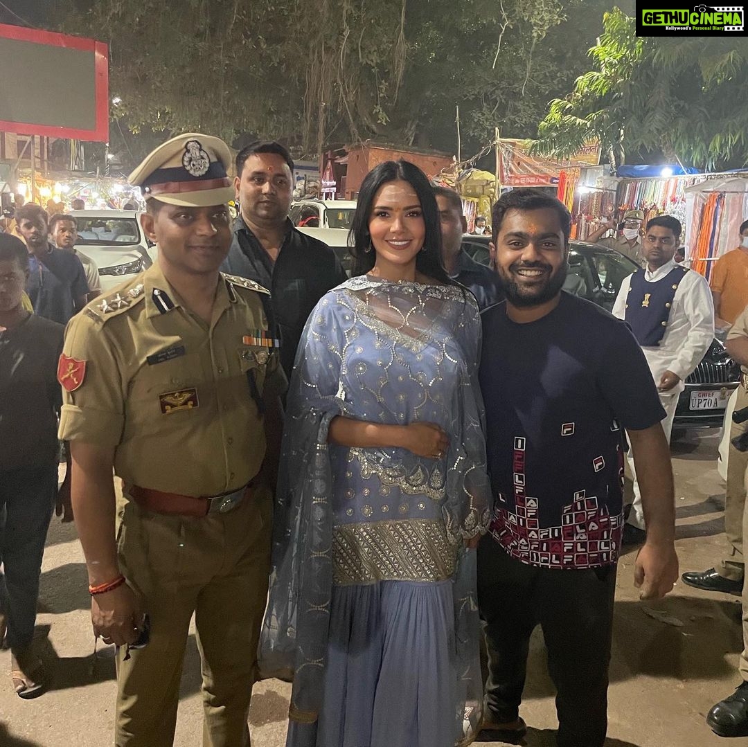 Esha Gupta Instagram - Had the honour of celebrating Diwali with the 95 battalion CRPF . Thank you #AnilKumar sir , #vikaskumar sir #parikshit sir for this honour, I’m truly humbled. #kashivishwanath #varanasi Kashi Vishwanath Temple