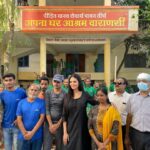 Esha Gupta Instagram - Yesterday I had the privilege to spend time at Apna Ghar Ashram and meet the humanitarians, Dr.Niranjan and his wife Dr.Katyani, the founder of the same. Your faith in humanity would be restored to see, that it is not just a place, but a home, a community for the ones who have nobody for themselves. I have so much gratitude towards god and universe for giving me everything I need and my health, and to be in a position to be able to help someone. Please do visit there if in Varanasi,UP, and you can contribute there as a volunteer as well. वाराणसी - बनारस - काशी