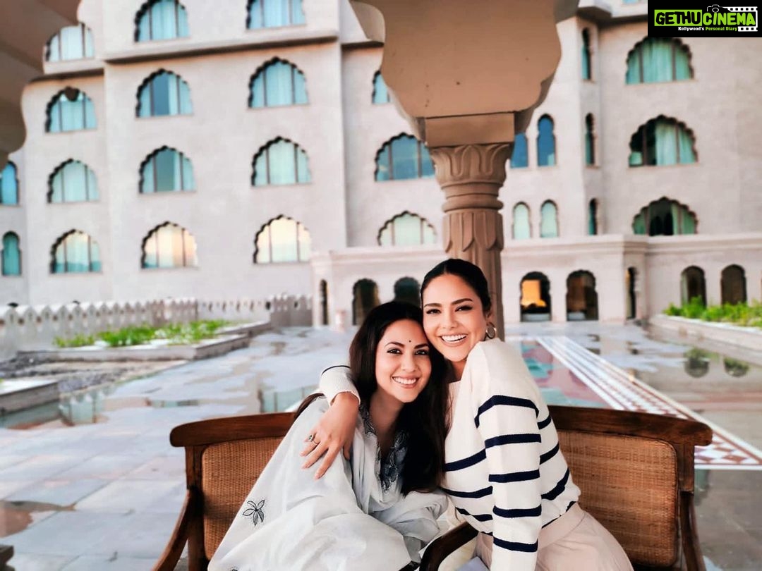 Esha Gupta Instagram - With my Hansa 😂 (only the OGs would know the ref) #fairmontjaipur Fairmont, Jaipur