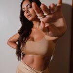 Esha Gupta Instagram – जागने की भी जगाने की भी आदत हो जाये,
काश तुझे भी किसी शायर से मोहब्बत हो जाये
राहत इंदोरी