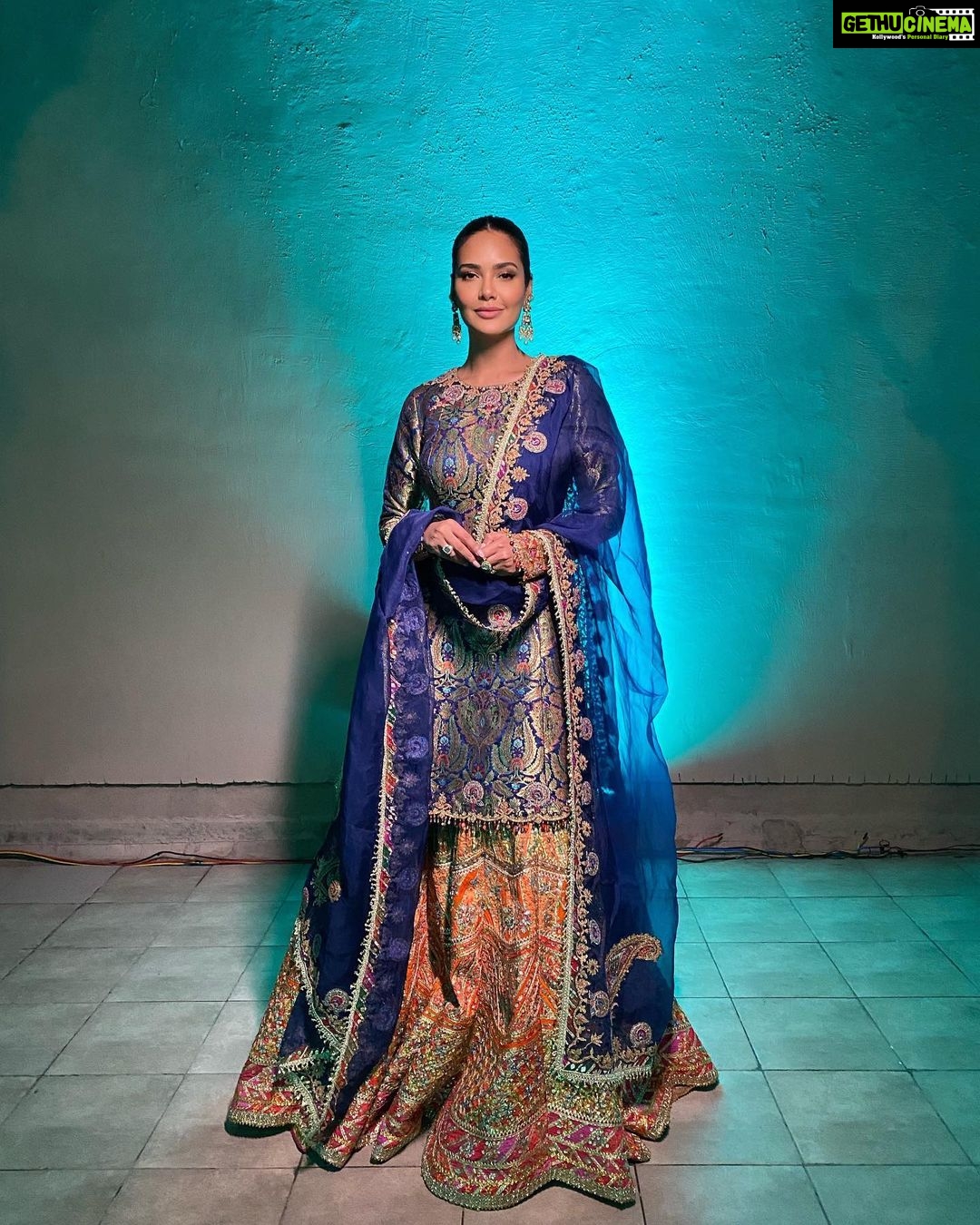 Esha Gupta Instagram - Hello 👋🏽 Shot by @aayushdodia
