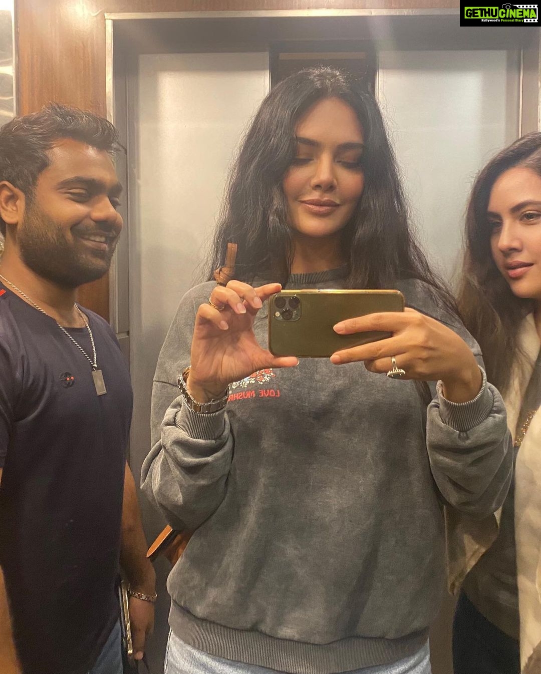 Esha Gupta Instagram - Varanasi Edition with my favourite people @ranianofficial @abhishekjalan #varanasi