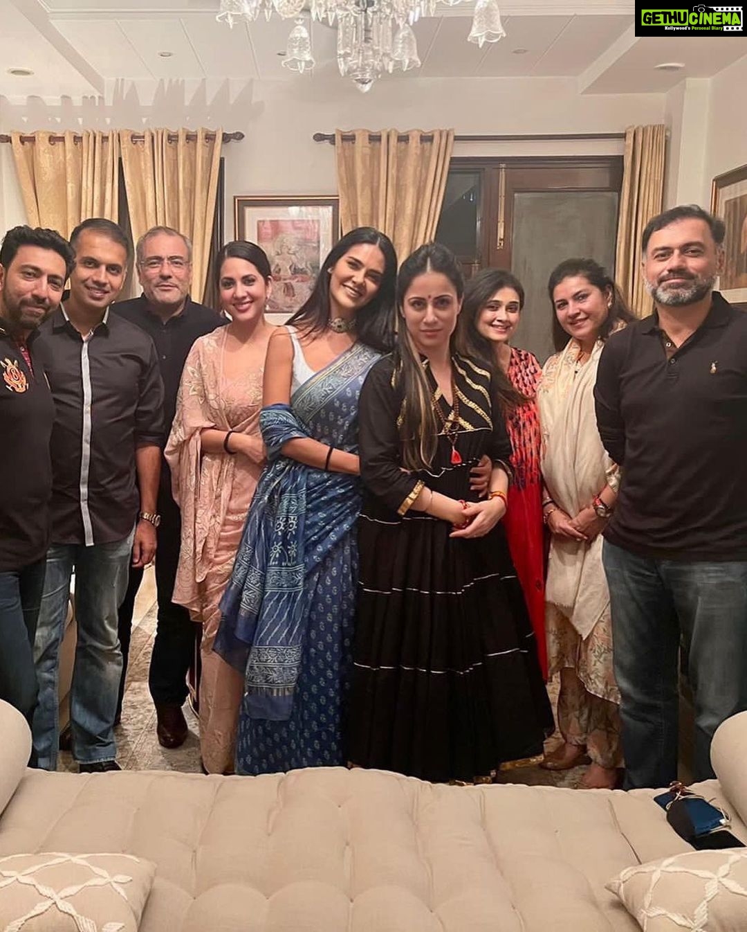 Esha Gupta Instagram - Thank you @artistroublenagi @saahiln for a fun and intellectual night with some of the most loving brilliant and like minded minds ♥️