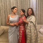 Esha Gupta Instagram – I wish you all a happy new year and pray good health for you and your loved ones #happiness💕