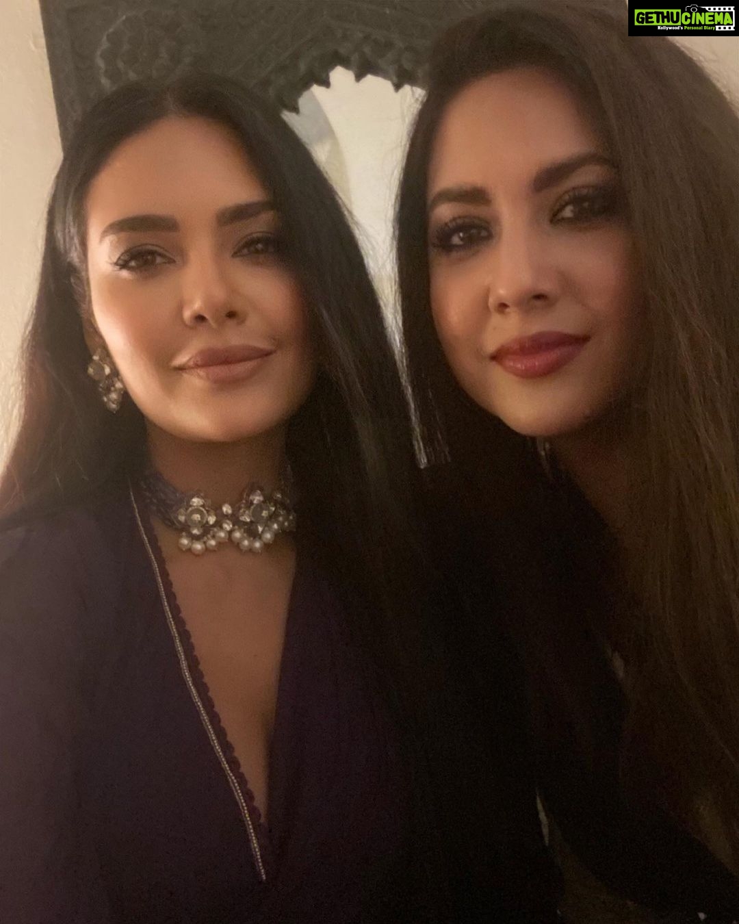 Esha Gupta Instagram - Love and light #diwali 🪔