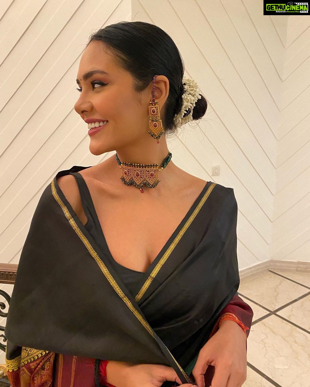 Esha Gupta Instagram - Stole moms saree and jewels 🪔 #diwali