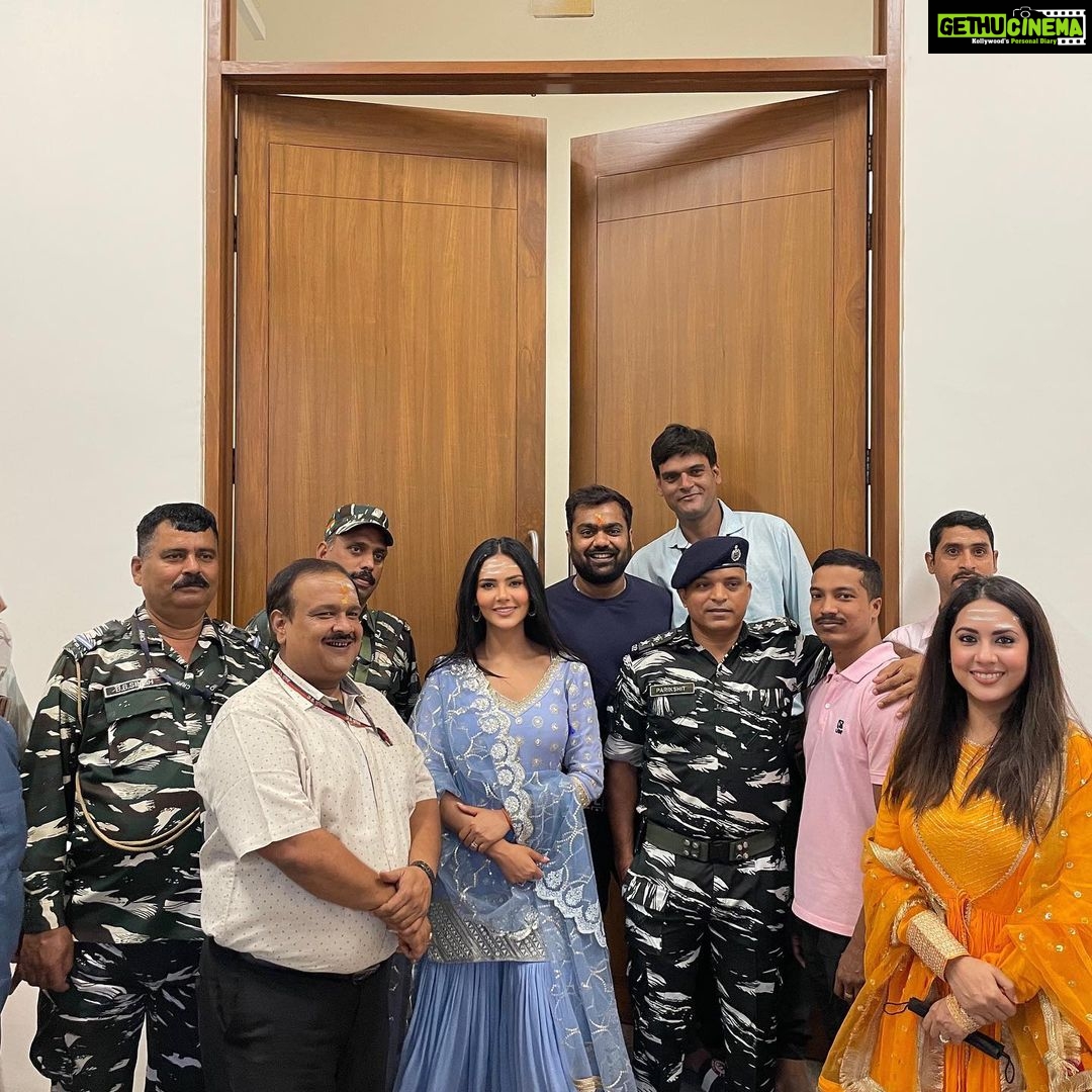 Esha Gupta Instagram - Had the honour of celebrating Diwali with the 95 battalion CRPF . Thank you #AnilKumar sir , #vikaskumar sir #parikshit sir for this honour, I’m truly humbled. #kashivishwanath #varanasi Kashi Vishwanath Temple
